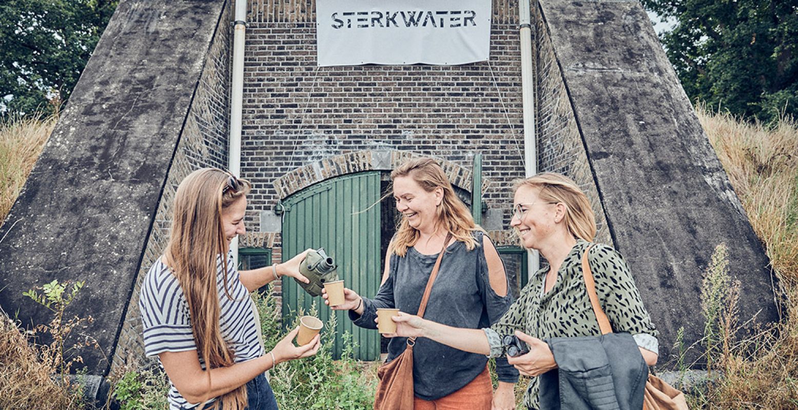 Pop-up restaurant SterkWater verzorgt een vijfgangendiner met muziek en verhalen om te vieren dat de Nieuwe Hollandse Waterlinie ook is erkend als werelderfgoed. Foto: Fortenfestival © De Maaltuin