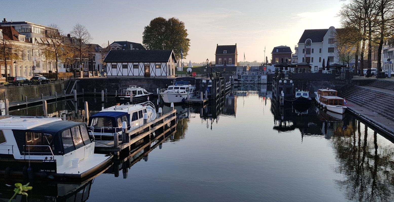 Struin door de haven van het mooie Gorinchem. Foto: DagjeWeg.NL / Tonny van Oosten