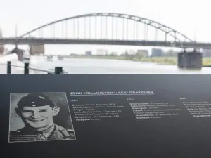 Bezoek de Rijnbrug waar tijdens de oorlog om werd gevochten