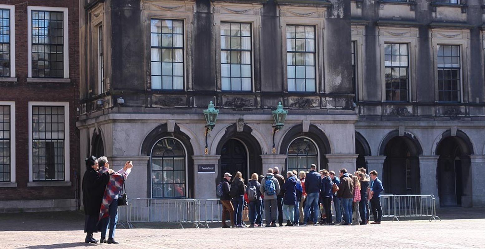 Volg een rondleiding op het Binnenhof met ProDemos. Foto: DagjeWeg.NL.