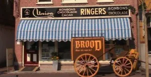Verse koekjesgeur in het Bakkerijmuseum Het prachtige pandje waarin het Bakkerijmuseum te vinden is. Foto: DagjeWeg.NL.