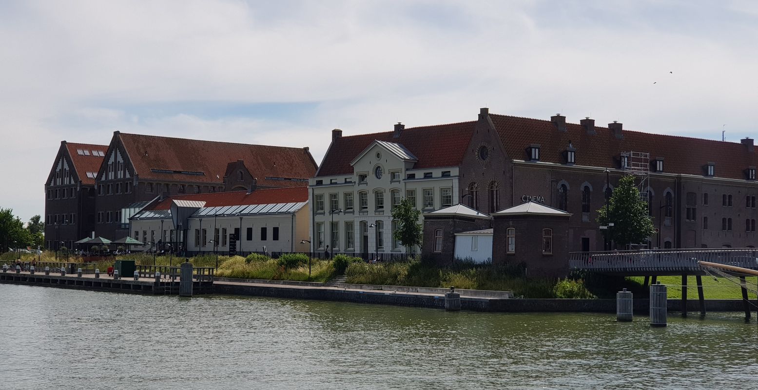 Het Oostereiland met links de grote gebouwen van het Museum van de 20e Eeuw, waar je een nostalgische trip maakt door de vorige eeuw. Foto: DagjeWeg.NL © Tonny van Oosten