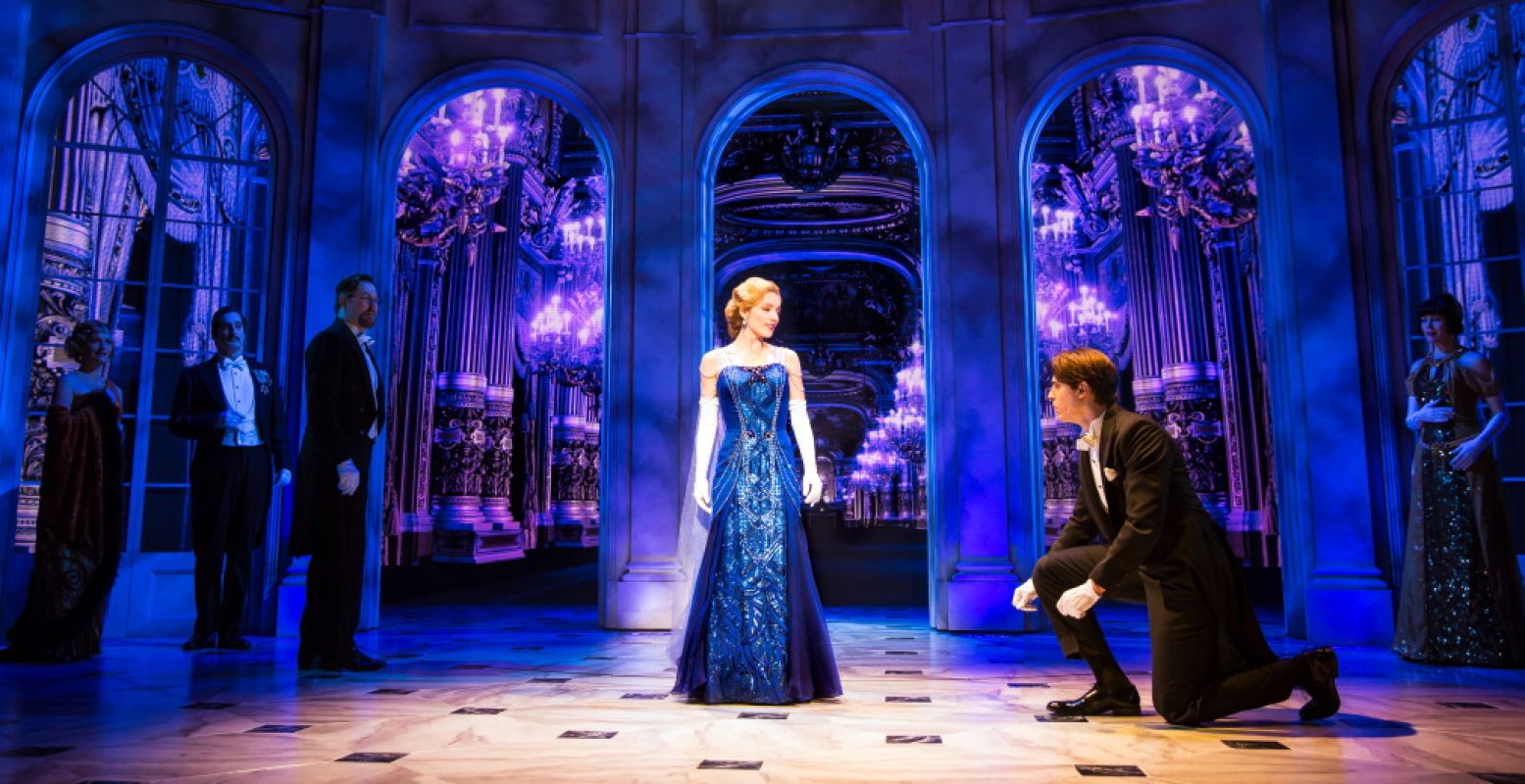 De musical Anastasia vertelt het verhaal van weeskind Anya. Ze ontdekt dat ze misschien de dochter van de vermoorde Romanovs is. Maar Ã­s dat echt zo? Foto: Stage Entertainment, ANASTASIA Broadway © Matthew Murphy.