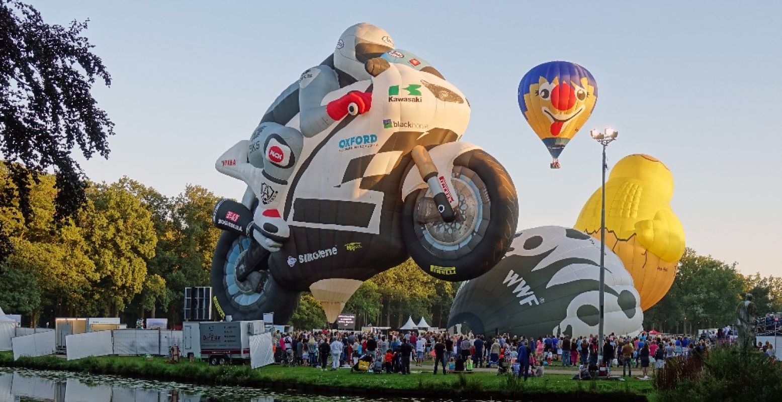 'Special shapes' gaan de lucht in tijdens Ballonfiësta Barneveld. Foto: Ben BlÃ¤ss