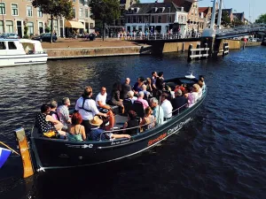 Genieten van het zonnetje in een open sloep. Foto: Smidtje Canal Cruises