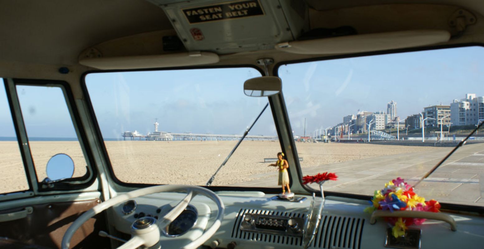 Rijd in een Volkswagenbusje over het strand! Foto: Aircooled Scheveningen.