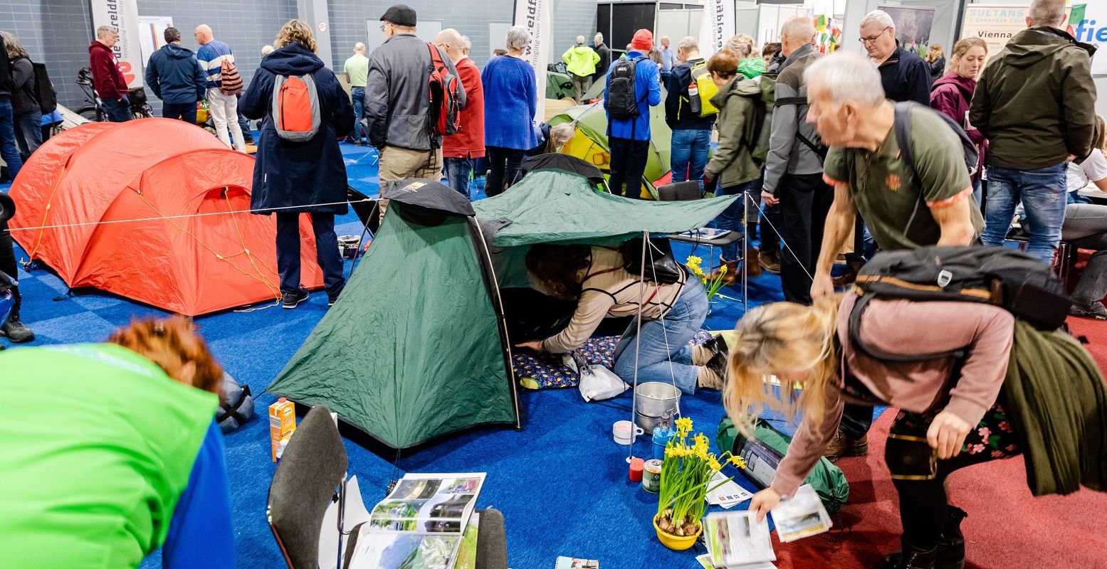 Ontdek de nieuwste lichtgewichtstentjes op het tentenveld. En vraag meteen tips. Foto: Stephan de Goede