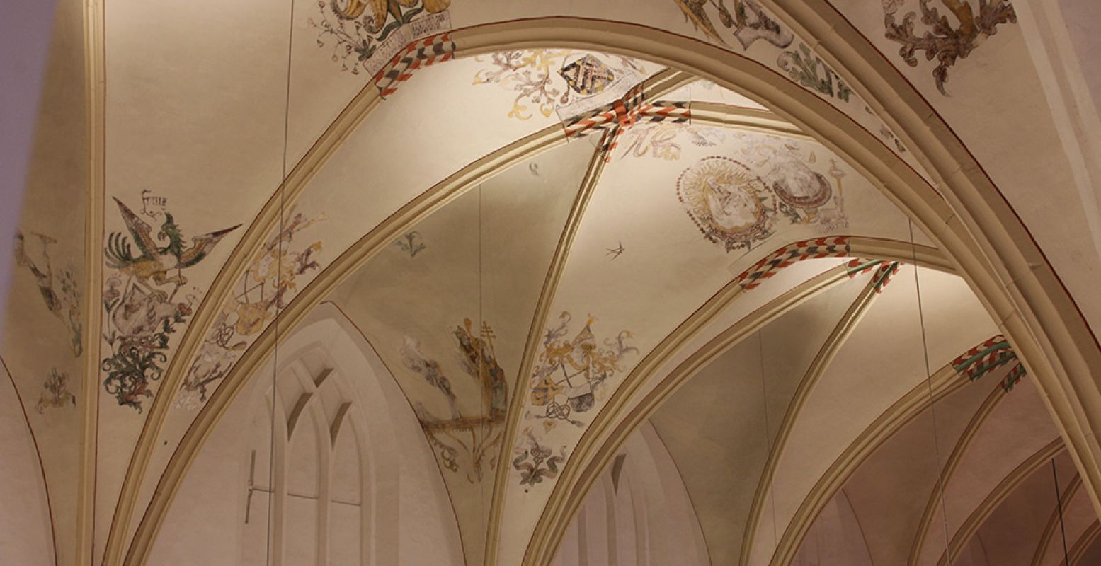 De best bewaarde schat van de middeleeuwse Broerenkerk: het indrukwekkende gewelf. Tijdens de restauratie in 1983 kwamen bij verrassing 139 plafondschilderingen uit het begin van de zestiende eeuw tevoorschijn. Foto: DagjeWeg.NL.