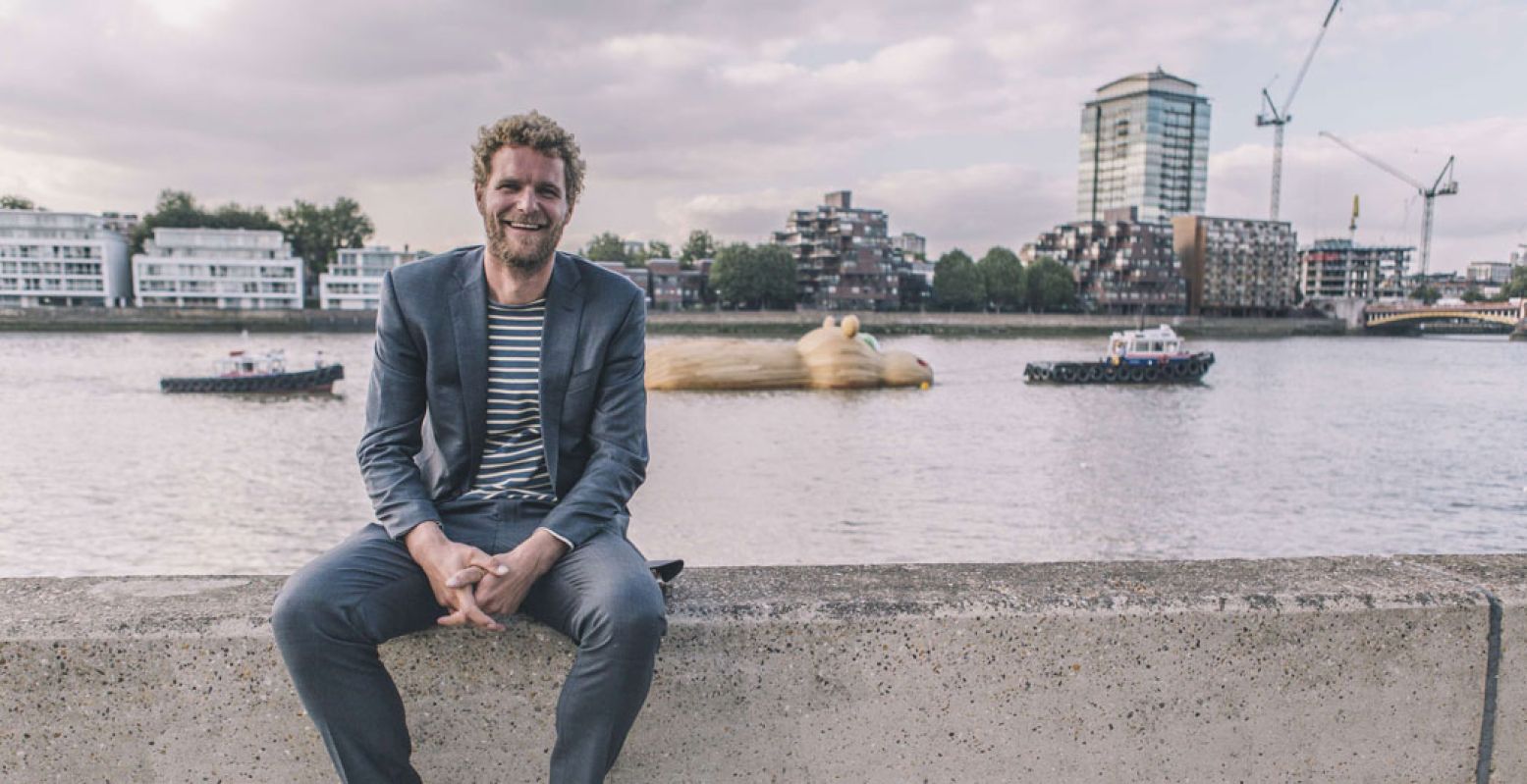 Kunstenaar Florentijn Hofman aan de Thames in London voor zijn kunstwerk Hippothames. Foto: Studio Florentijn Hofman © Steven Stills