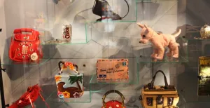 Bezoek Tassenmuseum Hendrikje tijdens een dagje Amsterdam Een telefoon, een hond, een boot, een schoen, een koets en paddestoel als tas. Foto: Redactie DagjeWeg.NL