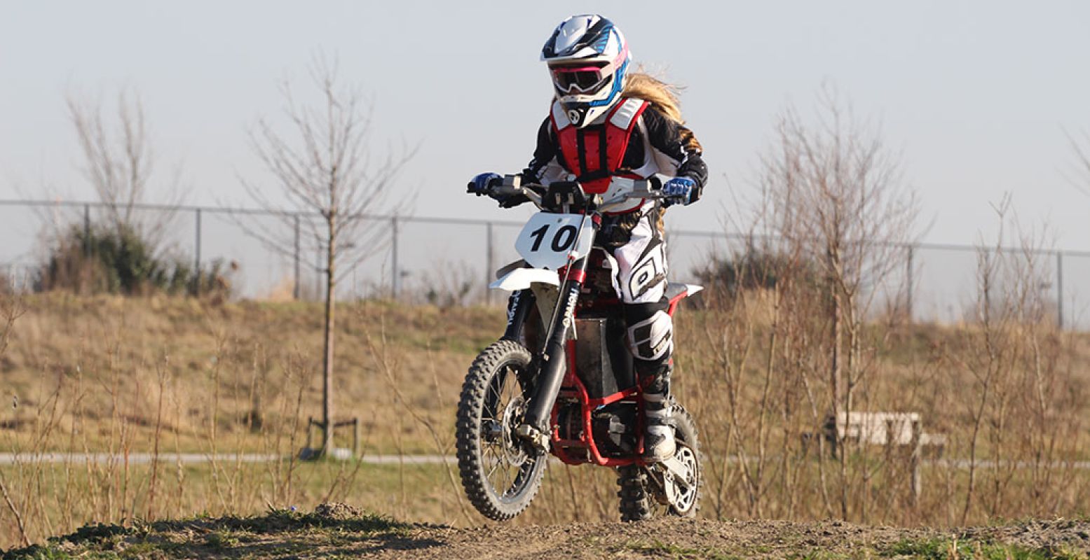 Op de banen van Electric Motorcross Park voelt iedereen zich een echte pro! Foto: Mieneke Broekhof