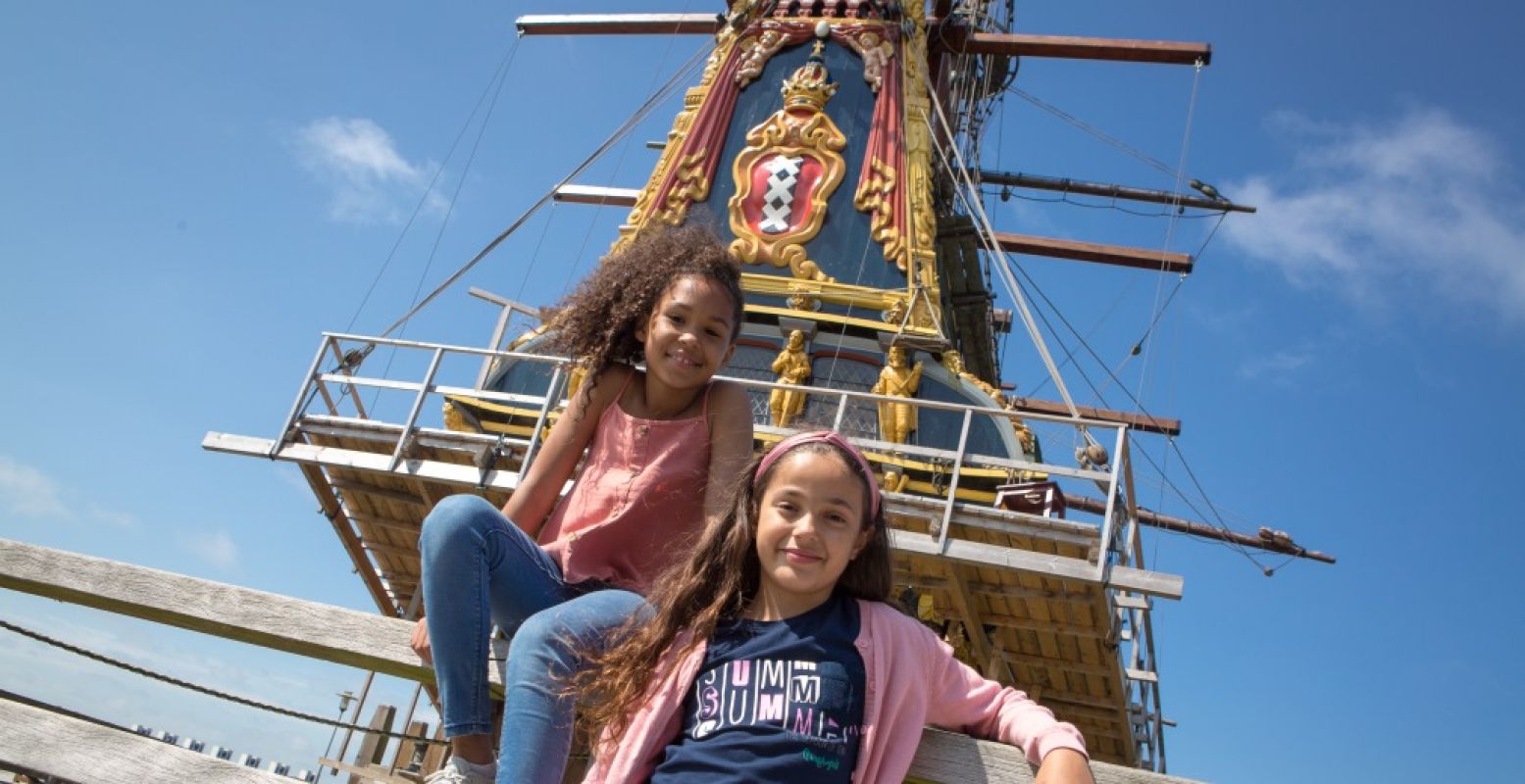 Bulderende kanonnen en een VOC-schip in Batavialand. Foto: Batavialand