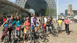 SeeRotterdam fietsgroep bij de Markthal in Rotterdam