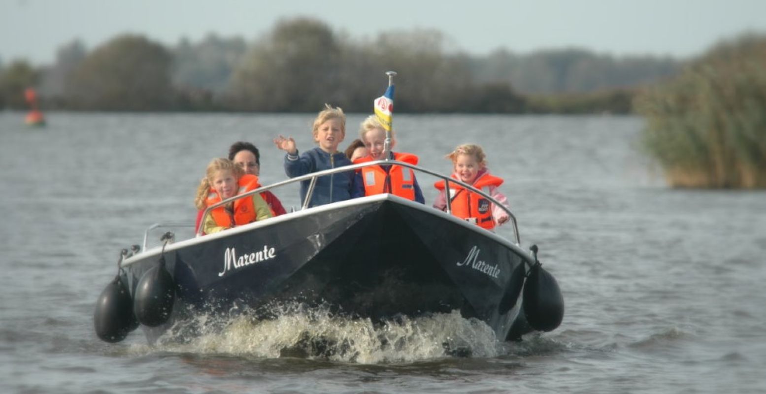 Verken de Friese meren met een bootje van Turfskip. Foto: Turfskip