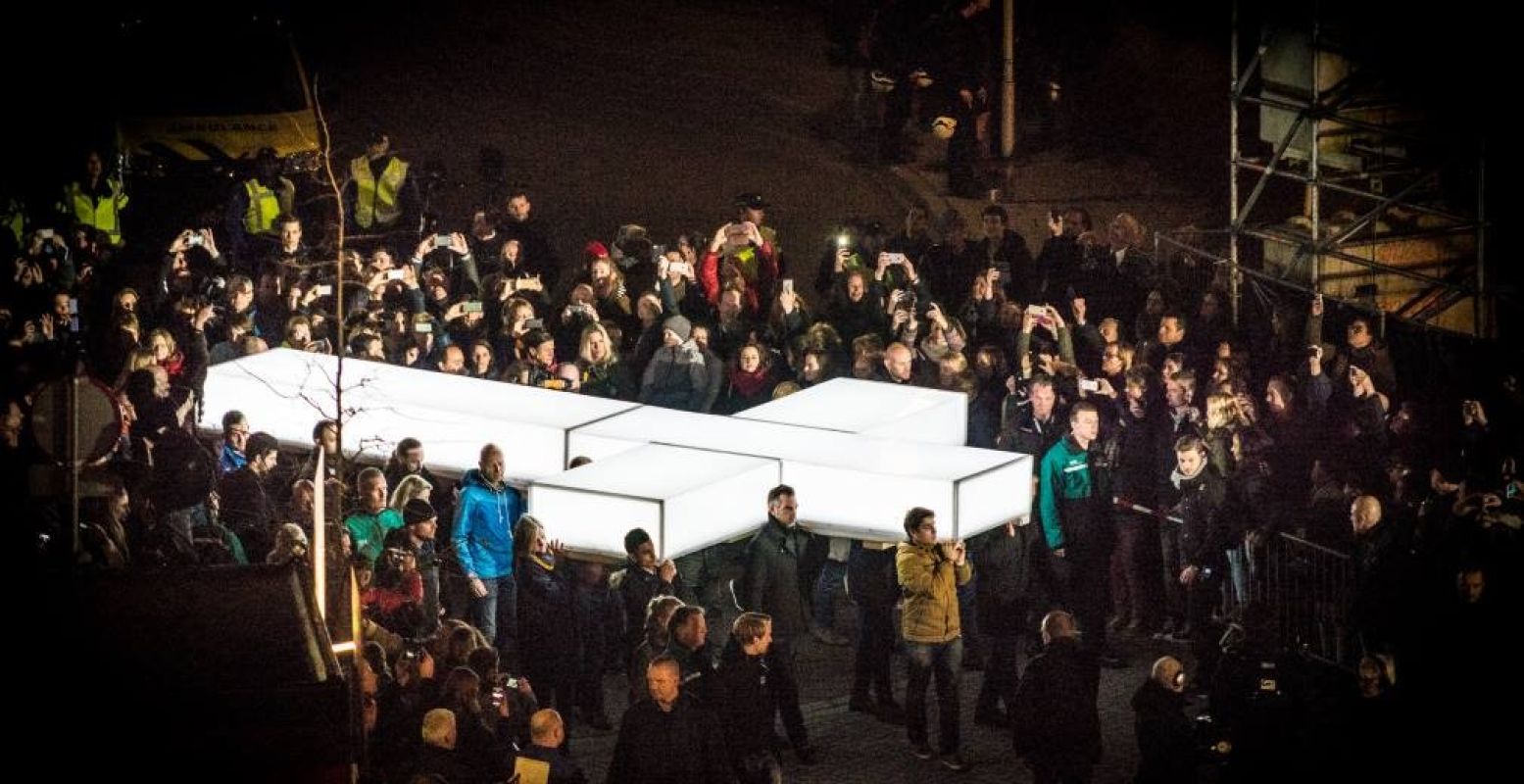 De razend populaire processie met groot wit verlicht kruis. Foto: Willem-Jan de Bruin