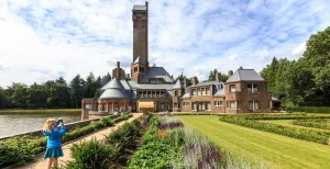 8 bezienswaardigheden op de Veluwe Indrukwekkend: Jachthuis Sint Hubertus. Foto: Nationale Park De Hoge Veluwe