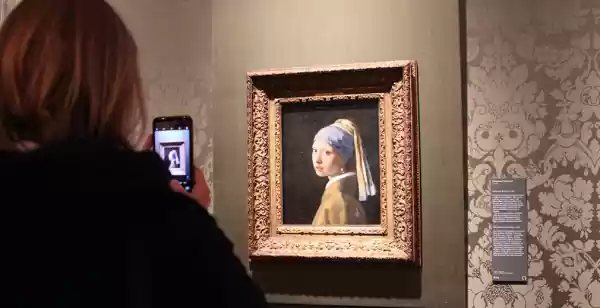 Culturele must see: het Mauritshuis Het beroemdste schilderij in het Mauritshuis: 'Meisje met de parel' van Johannes Vermeer (1665-1667). Foto: DagjeWeg.NL.
