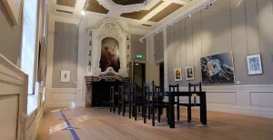 8 mooie kastelen voor een dagje uit Duidelijke pijlen op de vloer geven de route langs de kunstwerken aan in Kasteel het Nijenhuis. Foto: Museum de Fundatie © Teo van den Brink