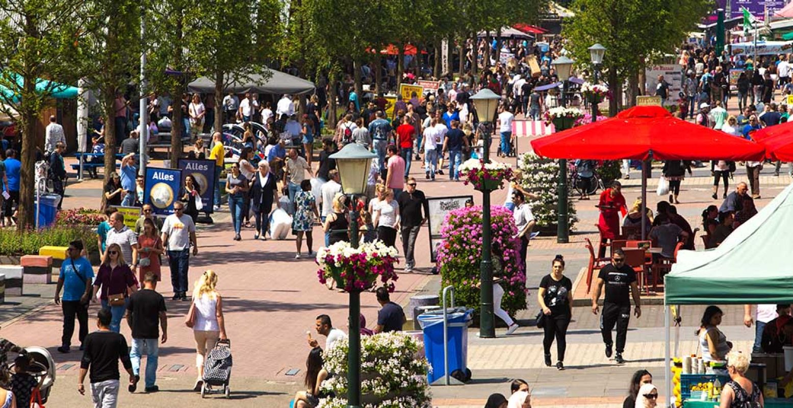 Flaneer over de boulevard op De Bazaar. Foto: De Bazaar Beverwijk.