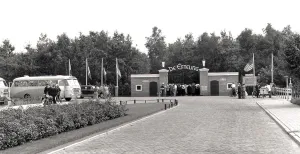 Feestje! De Efteling bestaat dit jaar 70 jaar De oorspronkelijke ingang in de vijftiger jaren van de vorige eeuw, toen Sprookjesbos de Efteling de deuren opende. Foto: De Efteling