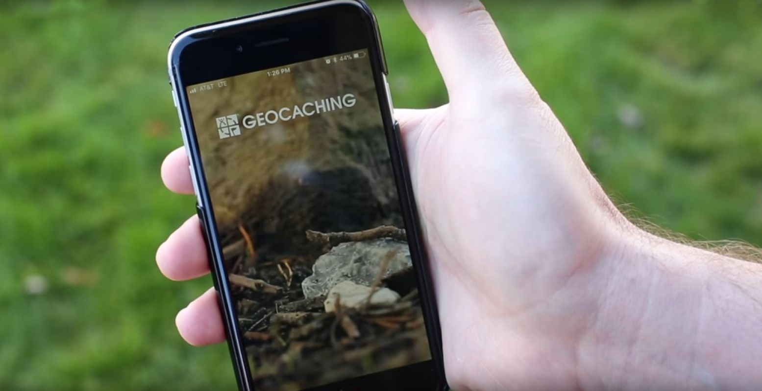 Ga op een real life treasure hunt met de geocaching app van geocaching.nl. Foto: still uit de video van geocaching.nl