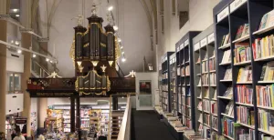 Bladeren en bewonderen: de mooiste boekhandels van Nederland Waanders In de Broeren in Zwolle. Foto: DagjeWeg.NL.