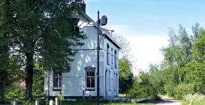 Lekker buiten: wandelen op het Bellopad Bij het oude Spoorhuis Vinkeveen zie je nog goed dat je over een oud spoor loopt. Foto: Bellopad.nl