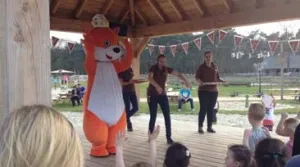 Samen spelen en bewegen in de natuur bij Duinoord Ontmoet Mazzel de Dansende Eekhoorn! Foto: Duinoord