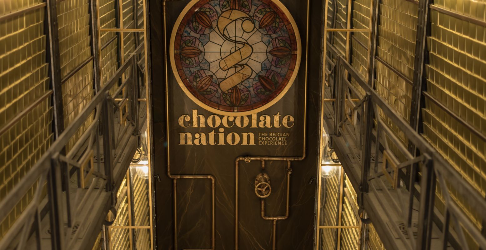 Een enorme kluis vol geheime chocolade, te zien vanuit de winkel. Foto: Yasmina Besseghir