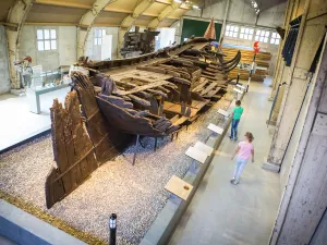 Het indrukwekkende wrak van een ventjager. Foto: Museum Batavialand