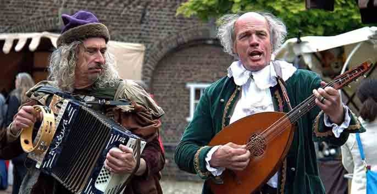 Bij Kasteel Hoensbroek kom je middeleeuwse figuren tegen op de markt. Foto: Kasteel Hoensbroek