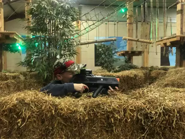 Speel lasergame tussen de hooibalen. Foto: De Belhamel Speel lasergame tussen de hooibalen. Foto: De Belhamel