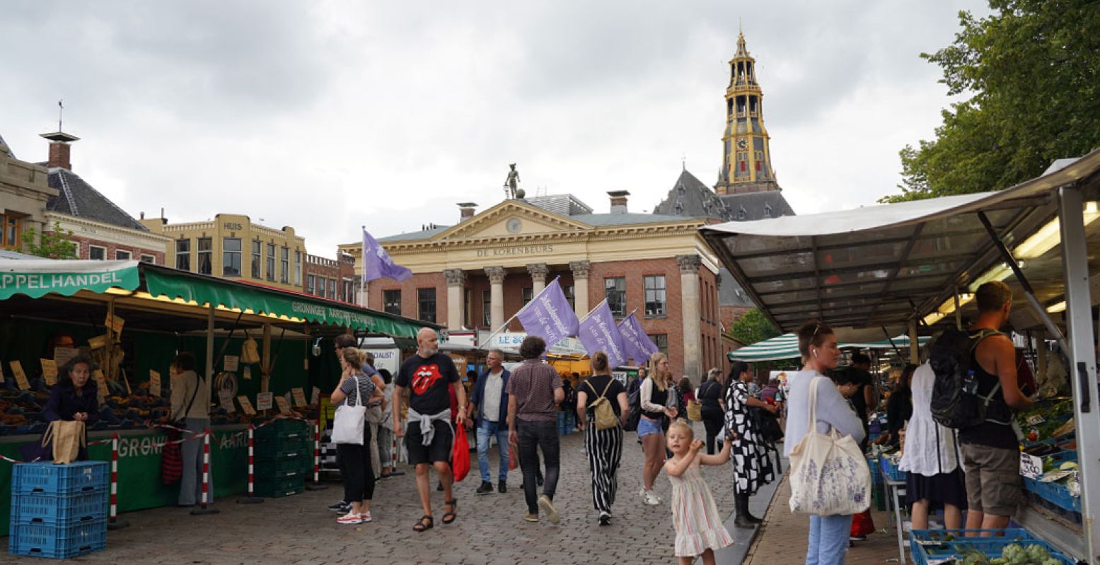 Proef de sfeer van de stad op de Vismarkt, met op de achtergrond de Der Aa-kerk. Foto: André Löwenthal