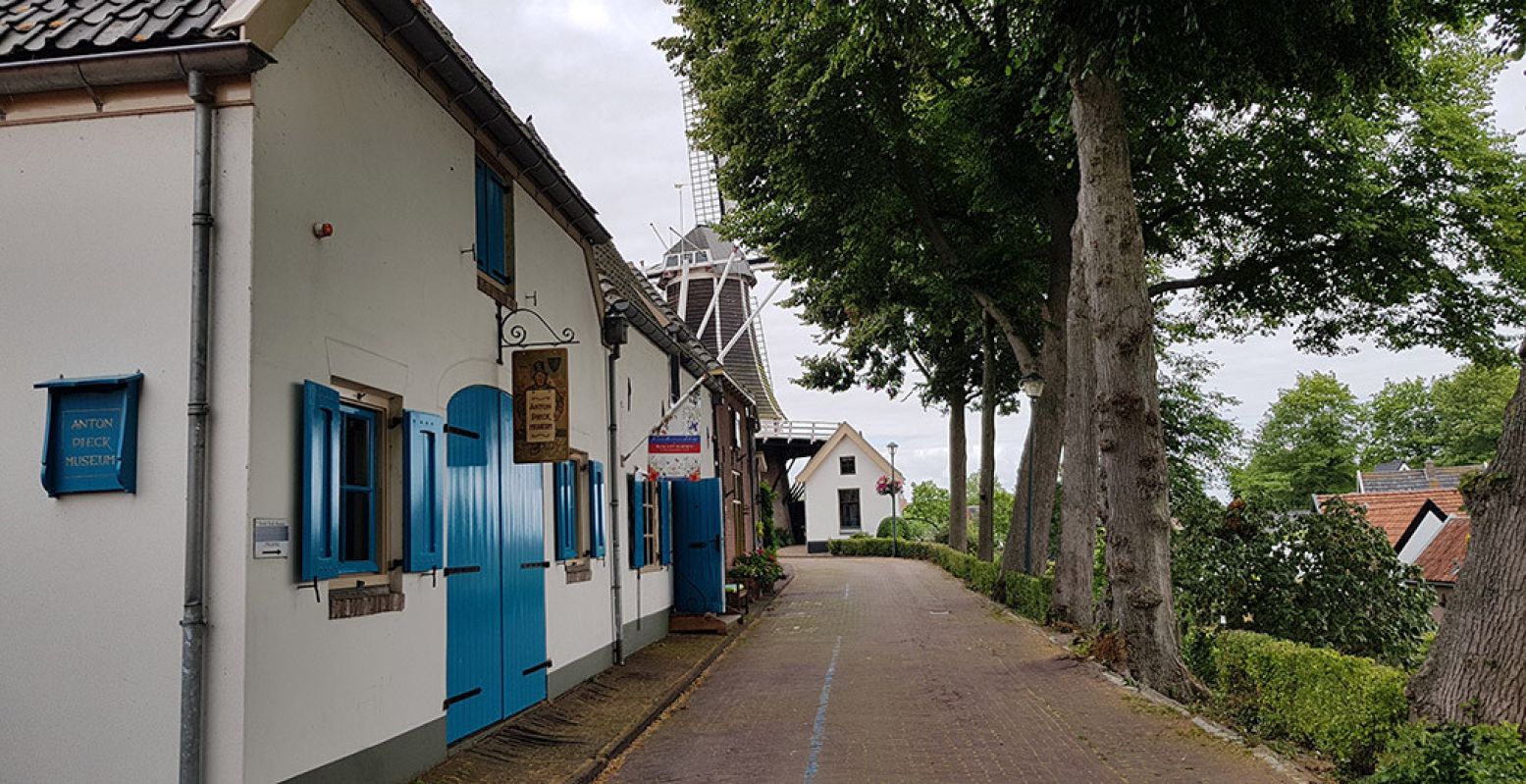 Molen De Fortuin, met op de voorgrond het Anton Pieckmuseum. Foto: DagjeWeg.NL @ Tonny van Oosten