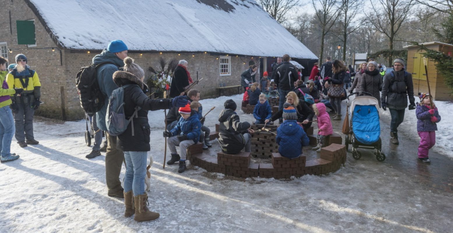 Bak een lekker broodje boven het vuur op het Kindererf. Foto: Nederlands Openluchtmuseum