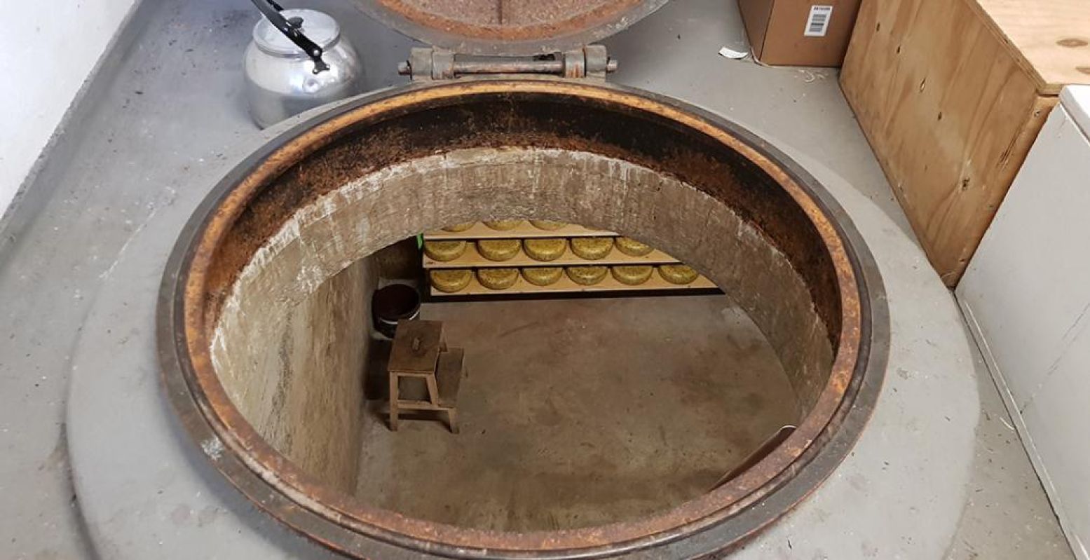 Vlieland heeft een Kaasbunker en daar mag je gewoon in. Met een videorondleiding. En daarna lekker kaasjes proeven. Foto: DagjeWeg.NL © Tonny van Oosten Vlieland heeft een Kaasbunker en daar mag je gewoon in. Met een videorondleiding. En daarna lekker kaasjes proeven. Foto: DagjeWeg.NL © Tonny van Oosten