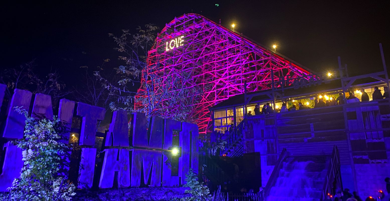 Ook achtbaan Untamed is prachtig verlicht tijdens Bright Nights in Walibi Holland. Foto: Walibi Holland