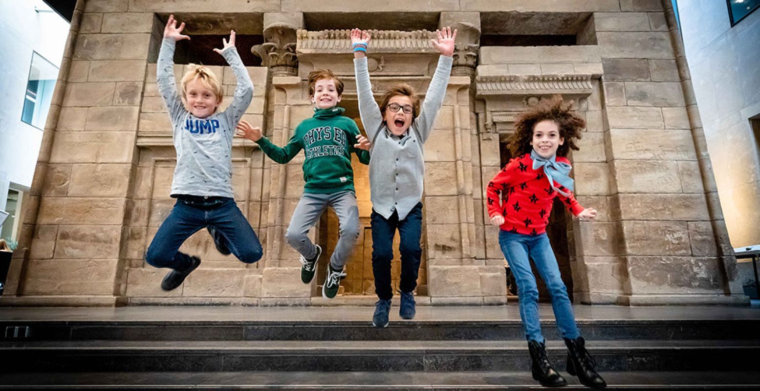 Kinderen hebben pret voor de Egyptische tempel in het Rijksmuseum van Oudheden. Hier kun je in de voorjaarsvakantie lekker knutselen. Foto: Martijn Beekman