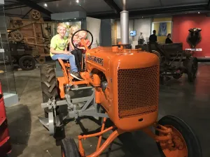 Kinderen op een tractor. Foto: Fries Landbouwmuseum