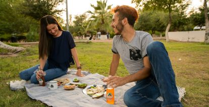 Maak in de zomer vaker tijd voor je geliefde en ga gezellig op date. Foto: Jarritos Mexican Soda via  Unsplash 