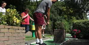 In _t groen of glow? Speel een potje golf! Sla een balletje met zicht op de Euromast. Foto: Midget Golfbaan Parkbaan