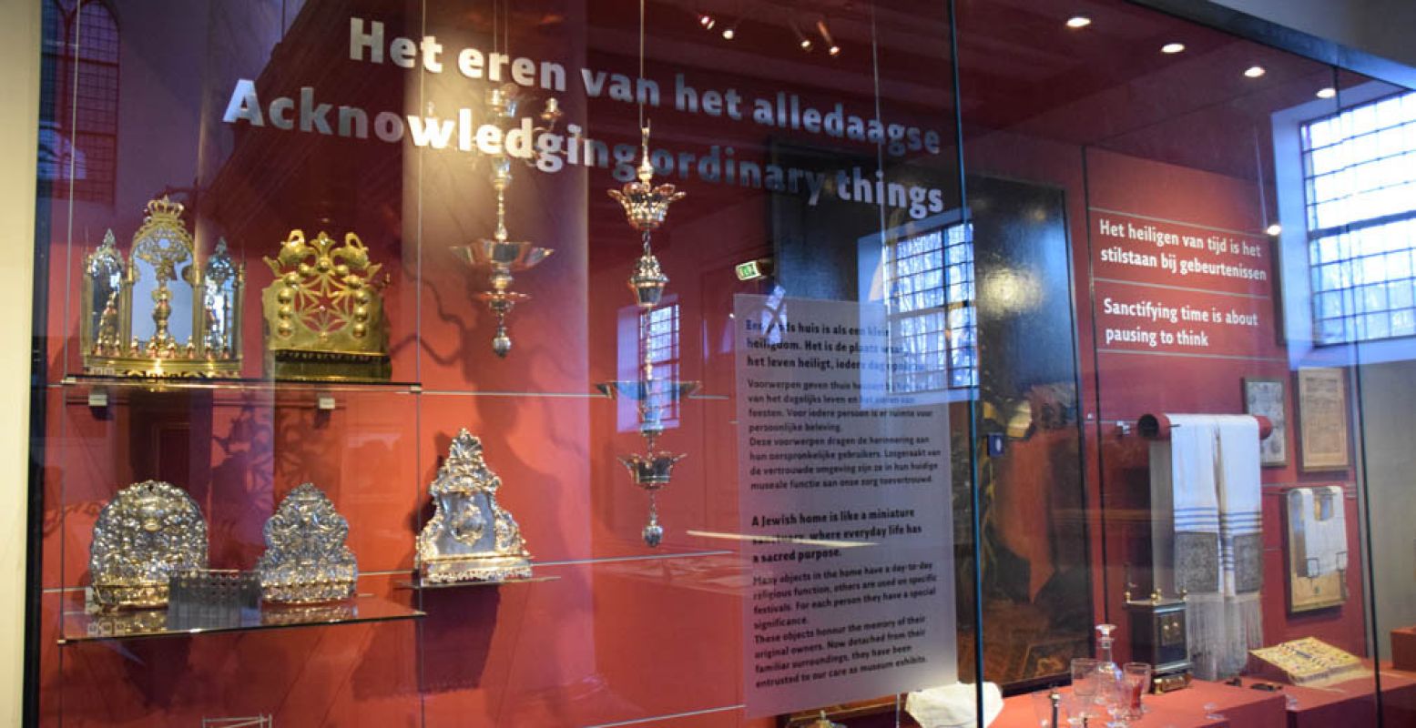 Vitrines vol prachtige joodse voorwerpen. Foto: DagjeWeg.NL.