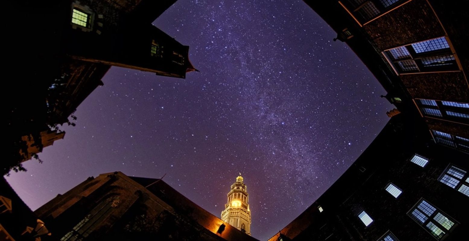 Wie weet kun je eindelijk de Melkweg weer zien in de stad, zoals in Middelburg in 2016 toen daar alle openbare verlichting in het centrum uit was gedaan. Foto: Jesse Meliefste