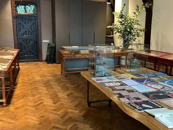 Het Dinghuis Soms vind je tijdelijk een expositie in het Dinghuis. Foto: Jos Notermans