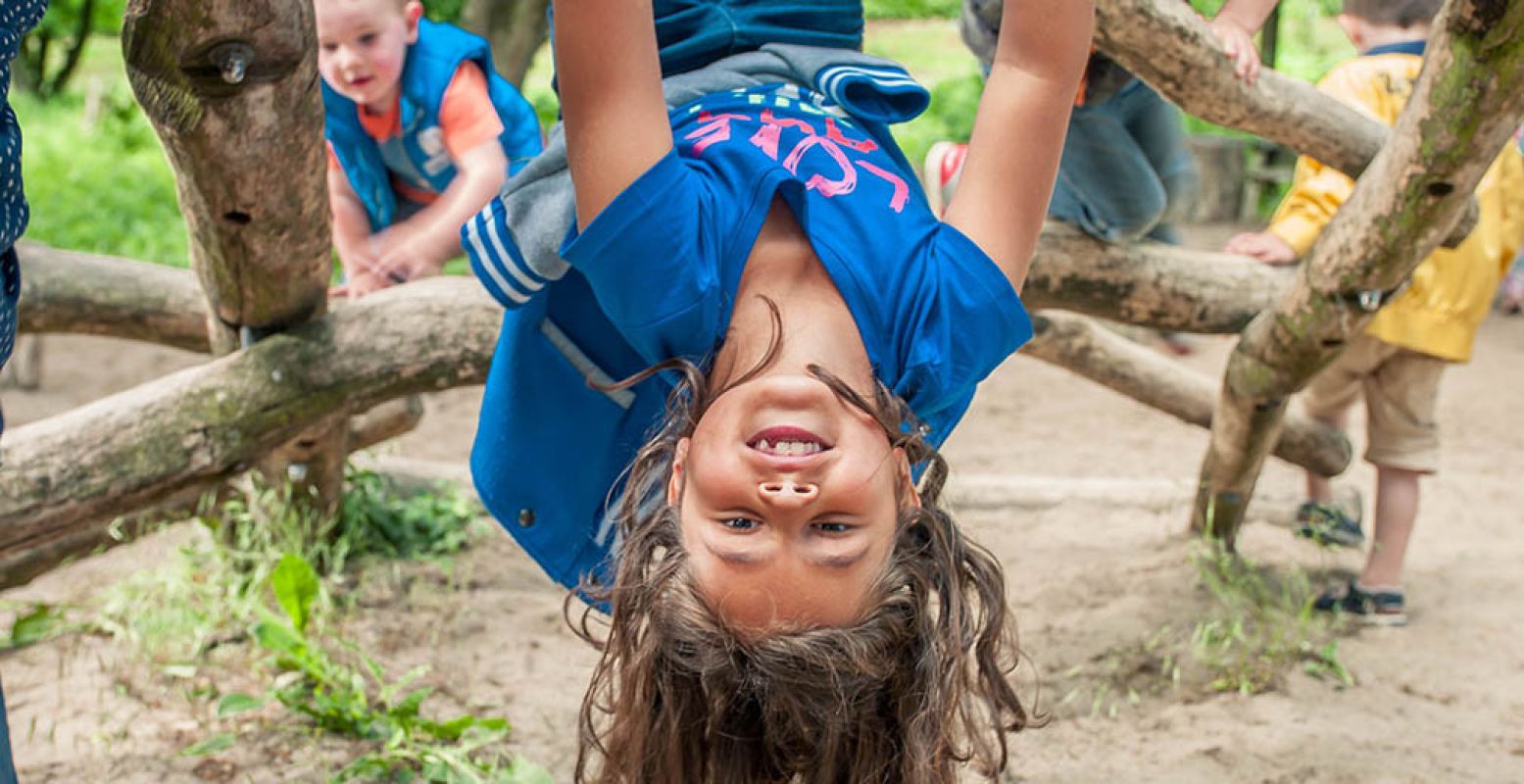 Kinderen spelen buiten in de natuur op Stadslandgoed de Kemphaan. Foto: Almere City Marketing.