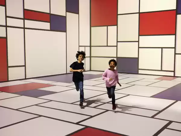 Stap in een schilderij van Mondriaan. Foto: Audiovisual experience Remastered Stap in een schilderij van Mondriaan. Foto: Audiovisual experience Remastered
