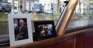 Varen met Shaffy door de Amsterdamse grachten In de boot staan foto's van Ramses Shaffy. Foto: Redactie DagjeWeg.NL