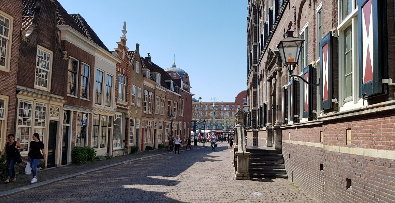Pittoresk én gezellig. Wandel door het historische centrum van Dordrecht en ontdek hoe mooi deze oudste stad van Holland is. Foto: DagjeWeg.NL @ Tonny van Oosten