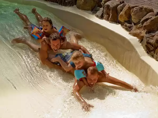 Subtropisch Waterparadijs Landal Het Vennenbos Zoef met z'n allen door de wildwaterbaan. Foto: Landal