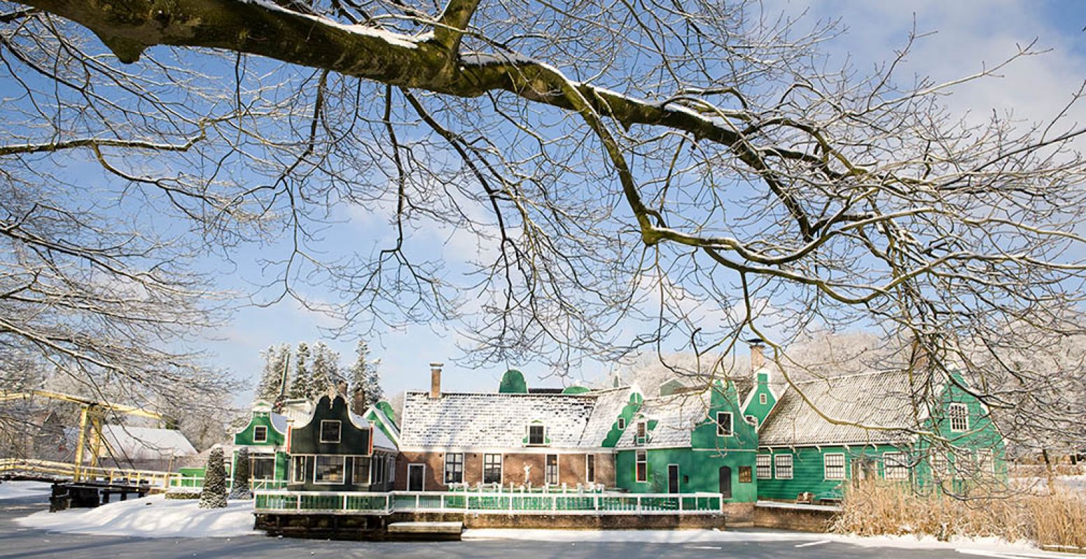 Volg een winterse rondleiding en ontdek in het Nederlands Openluchtmuseum alles over en hoe we vroeger in Nederland de winter doorbrachten. Foto: Nederlands Openluchtmuseum.